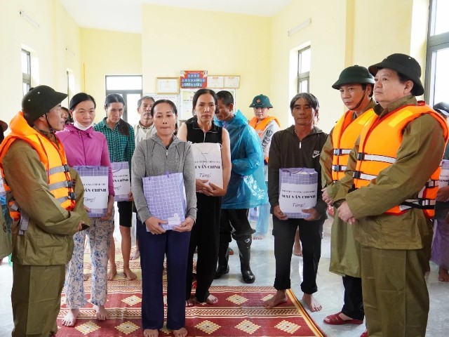 Phó Thủ tướng Chính phủ Mai Văn Chính mong muốn bà con sớm ổn định cuộc sống.