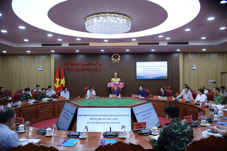 Phó Thủ tướng nhấn mạnh đợt thiên tai lịch sử này là “phép thử” để nhìn lại tổng thể cách quản lý rủi ro thiên tai. “Chúng ta phải sống chung với thiên tai nhưng phải chủ động, có khoa học, có công cụ, có kịch bản để chủ động chống chịu bền vững” - Ảnh: VGP/Minh Khôi Phó Thủ tướng nhấn mạnh đợt thiên tai lịch sử này là “phép thử” để nhìn lại tổng thể cách quản lý rủi ro thiên tai. “Chúng ta phải sống chung với thiên tai nhưng phải chủ động, có khoa học, có công cụ, có kịch bản để chủ động chống chịu bền vững” - Ảnh: VGP/Minh Khôi