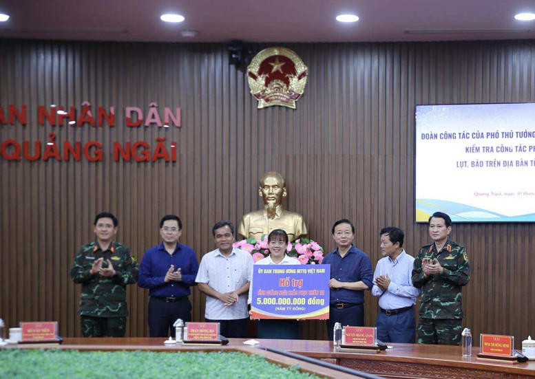 Phó Thủ tướng Trần Hồng Hà trao số tiền 5 tỷ đồng do người dân, doanh nghiệp đóng góp, ủng hộ cho bà con nhân dân bị ảnh hưởng bởi mưa lũ ở tỉnh Quảng Ngãi - Ảnh: VGP/Minh Khôi Phó Thủ tướng Trần Hồng Hà trao số tiền 5 tỷ đồng do người dân, doanh nghiệp đóng góp, ủng hộ cho bà con nhân dân bị ảnh hưởng bởi mưa lũ ở tỉnh Quảng Ngãi - Ảnh: VGP/Minh Khôi