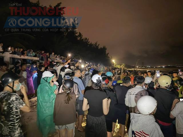 Đám đông hiếu kỳ đến xem xác cá Ông.