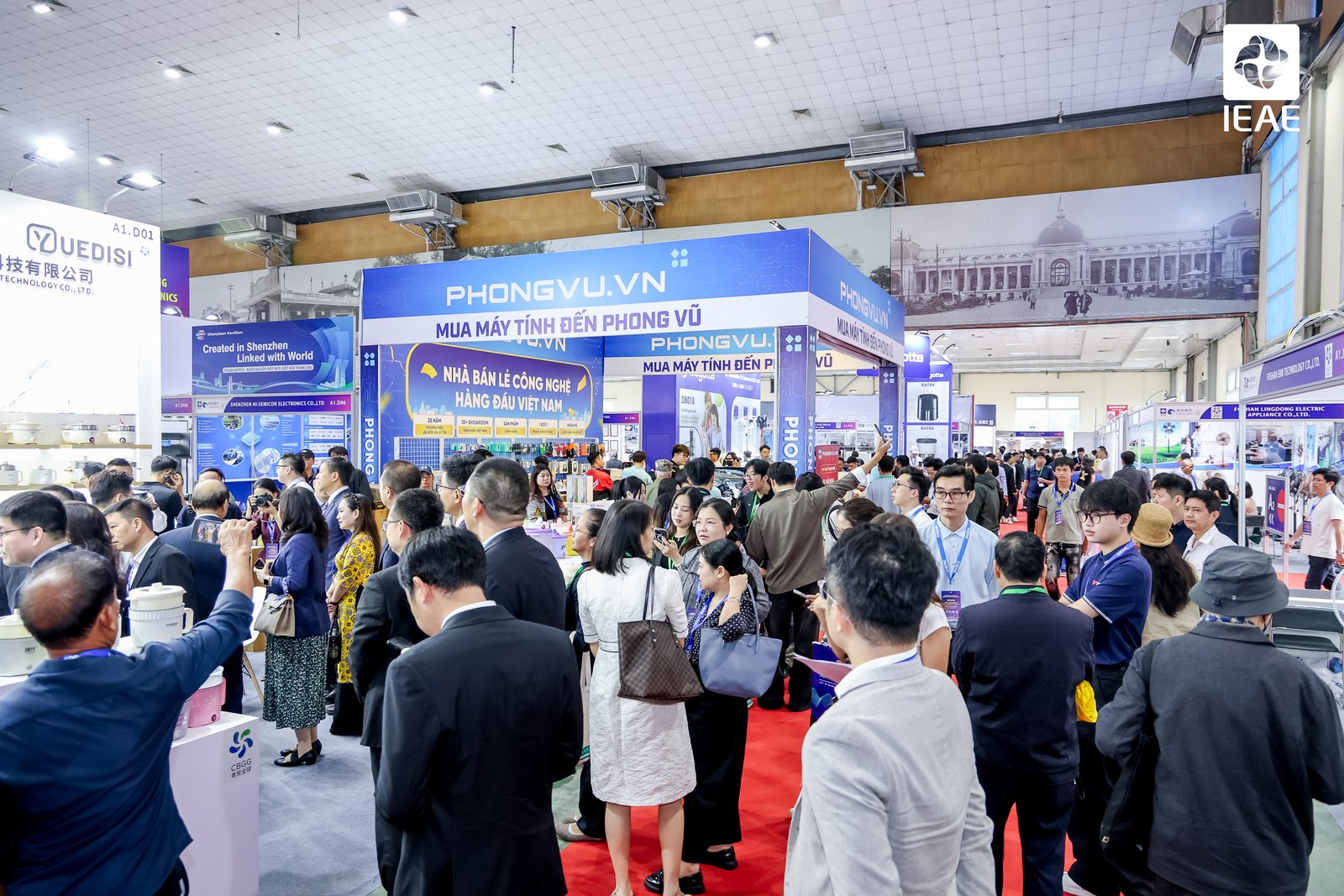 Triển lãm nhận được sự quan tâm đông đảo từ Triển lãm nhận được sự quan tâm đông đảo từ