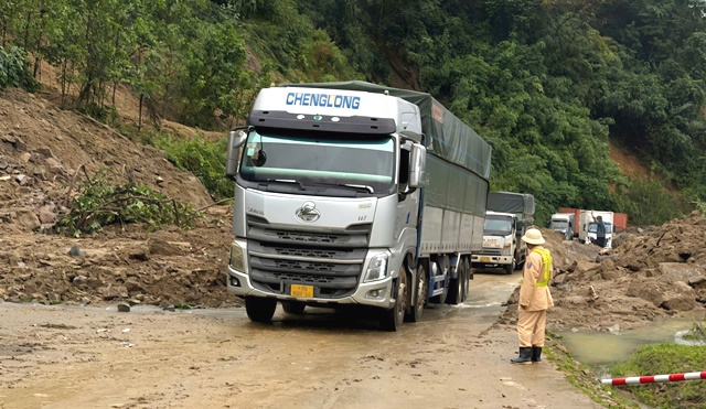 Quảng Ngãi: Đèo Lò Xo vẫn chưa thông tuyến hoàn toàn sau nhiều ngày bị cô lập vì sạt lở
