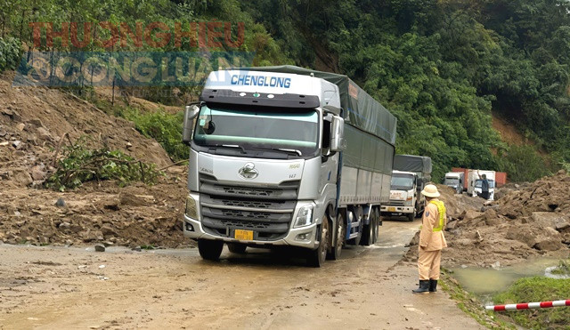 Sau hơn 4 ngày bị chia cắt do sạt lở, đèo Lò Xo đã tạm thông tuyến ở hướng Nam, hàng chục ôtô tải quay đầu thoát khỏi điểm mắc kẹt, thở phào. Tuy nhiên, còn nhiều đoạn vẫn chưa thông.