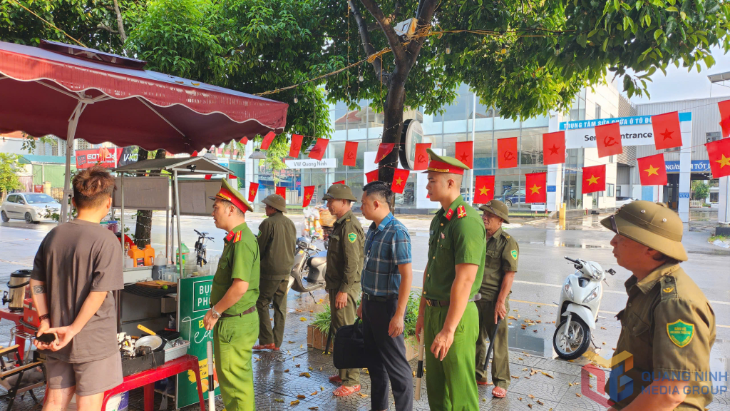 Phường Uông Bí tuyên truyền nhắc nhở các hộ dân chấp hành nghiêm các quy định về trật tự đô thị. Phường Uông Bí tuyên truyền nhắc nhở các hộ dân chấp hành nghiêm các quy định về trật tự đô thị.