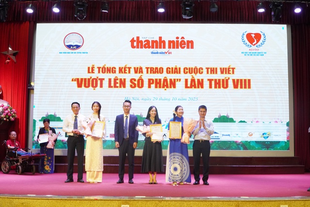 TS Tô Hồng Nam, Phó Cục Trưởng Cục Khoa học và thông tin – Bộ Giáo dục và Đào tạo; ông Hoàng Tuấn Anh, Tổng giám đốc hệ thống Anh ngữ Jaxtina; ông Hoàng Văn Lựợc, Tổng giám đốc điều hành Trường quốc tế MIS trao 3 giải C cho các tác giả Trần Thị Khanh, Vũ Thị Hải Anh, Hoàng Thị Diệp TS Tô Hồng Nam, Phó Cục Trưởng Cục Khoa học và thông tin – Bộ Giáo dục và Đào tạo; ông Hoàng Tuấn Anh, Tổng giám đốc hệ thống Anh ngữ Jaxtina; ông Hoàng Văn Lựợc, Tổng giám đốc điều hành Trường quốc tế MIS trao 3 giải C cho các tác giả Trần Thị Khanh, Vũ Thị Hải Anh, Hoàng Thị Diệp