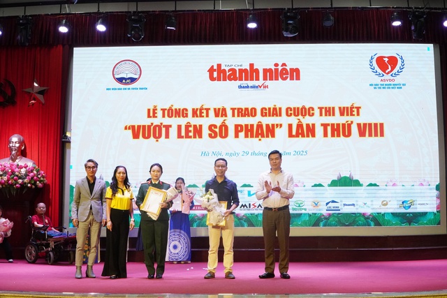 Đồng chí Vũ Hồng Huy – Phó vụ trưởng Vụ y tế và Thể thao - Ban Tuyên giáo và Dân vận Trung ương; bà Nguyễn Thanh Huyền, Giám đốc truyền thông tập đoàn MISA và ông Nguyễn Vũ Hoàng Huyên, trưởng phòng Marketing và truyền thông Công ty CP Đầu tư phát triển Máy Việt Nam trao 2 giải B cho các tác giả Lương Đình Khoa và Nhóm tác giả Nguyễn Vũ Thu Hường – Trần Thanh Tùng – Nguyễn Quốc Duy – Nguyễn Đình Đạt Đồng chí Vũ Hồng Huy – Phó vụ trưởng Vụ y tế và Thể thao - Ban Tuyên giáo và Dân vận Trung ương; bà Nguyễn Thanh Huyền, Giám đốc truyền thông tập đoàn MISA và ông Nguyễn Vũ Hoàng Huyên, trưởng phòng Marketing và truyền thông Công ty CP Đầu tư phát triển Máy Việt Nam trao 2 giải B cho các tác giả Lương Đình Khoa và Nhóm tác giả Nguyễn Vũ Thu Hường – Trần Thanh Tùng – Nguyễn Quốc Duy – Nguyễn Đình Đạt