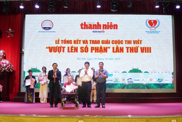 TS Đỗ Mạnh Hùng - nguyên Phó nhiệm Văn phòng Quốc hội, Phó Chủ tịch Hội Bảo trợ người khuyết tật và trẻ mồ côi Việt Nam; TS Nguyễn Đức Toàn - Phó Giám đốc Học viện Báo chí và Tuyên truyền và ông Phạm Văn Quyết, Trưởng phòng vật tư Công ty CP Công nông nghiệp Tiến Nông trao giải A cho tác giả Phạm Sỹ Long TS Đỗ Mạnh Hùng - nguyên Phó nhiệm Văn phòng Quốc hội, Phó Chủ tịch Hội Bảo trợ người khuyết tật và trẻ mồ côi Việt Nam; TS Nguyễn Đức Toàn - Phó Giám đốc Học viện Báo chí và Tuyên truyền và ông Phạm Văn Quyết, Trưởng phòng vật tư Công ty CP Công nông nghiệp Tiến Nông trao giải A cho tác giả Phạm Sỹ Long