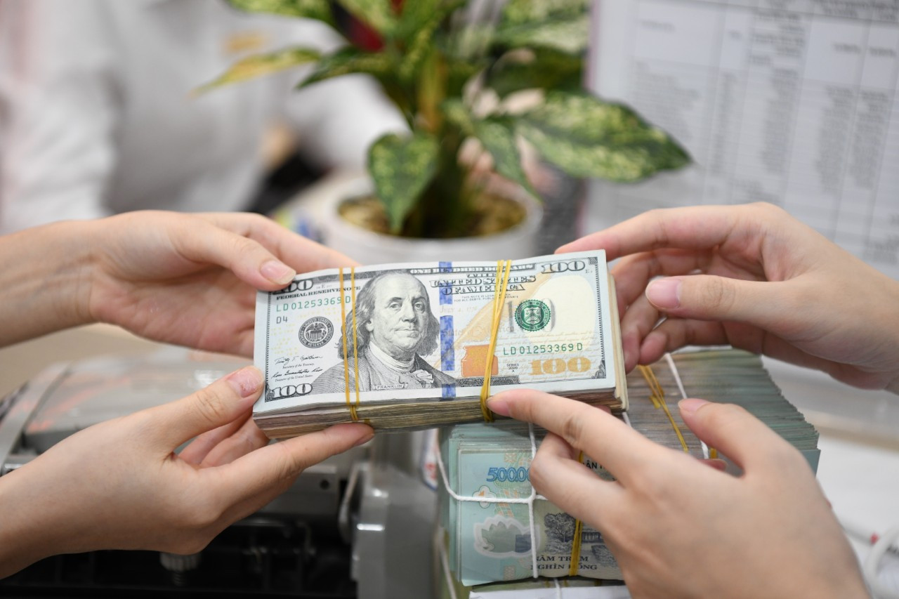 Tỷ giá USD hôm nay 30/10: Ngân hàng giảm nhẹ, “chợ đen” bất ngờ tăng mạnh. (Ảnh minh họa) Tỷ giá USD hôm nay 30/10: Ngân hàng giảm nhẹ, “chợ đen” bất ngờ tăng mạnh. (Ảnh minh họa)