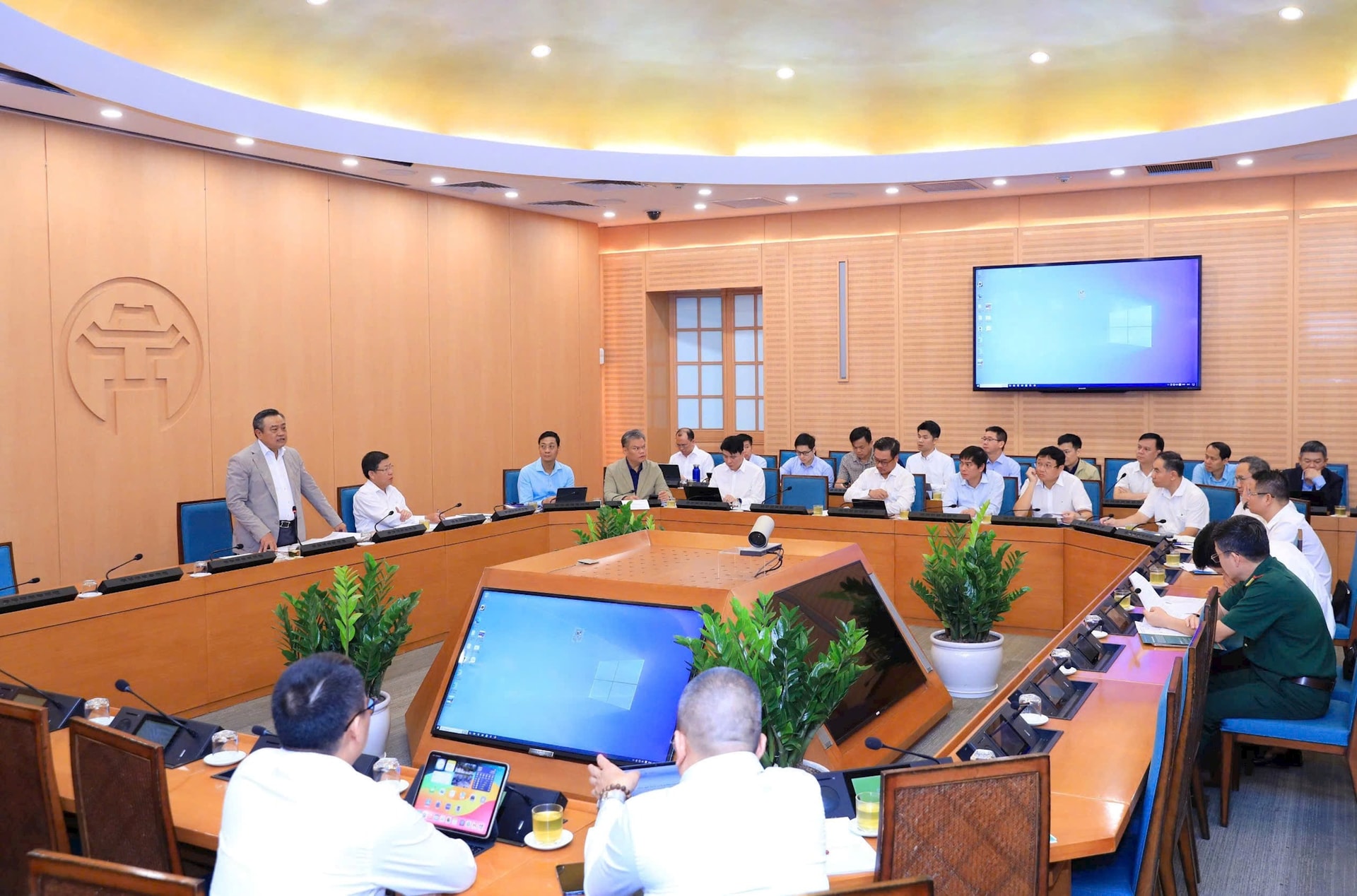 Ban Chỉ đạo các dự án đường sắt trên địa bàn thành phố họp phiên thứ nhất. Ảnh: Lê Hải Ban Chỉ đạo các dự án đường sắt trên địa bàn thành phố họp phiên thứ nhất. Ảnh: Lê Hải