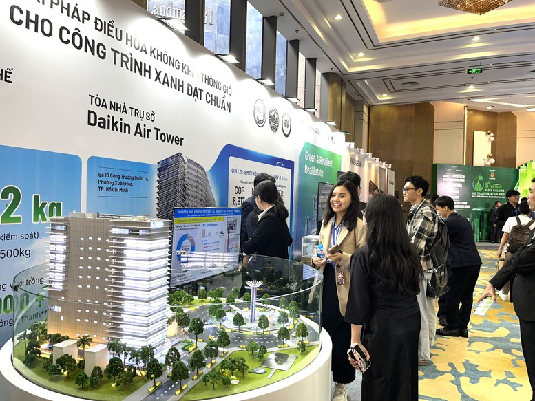 Các đại biểu tham quan mô hình công trình xanh tiêu biểu