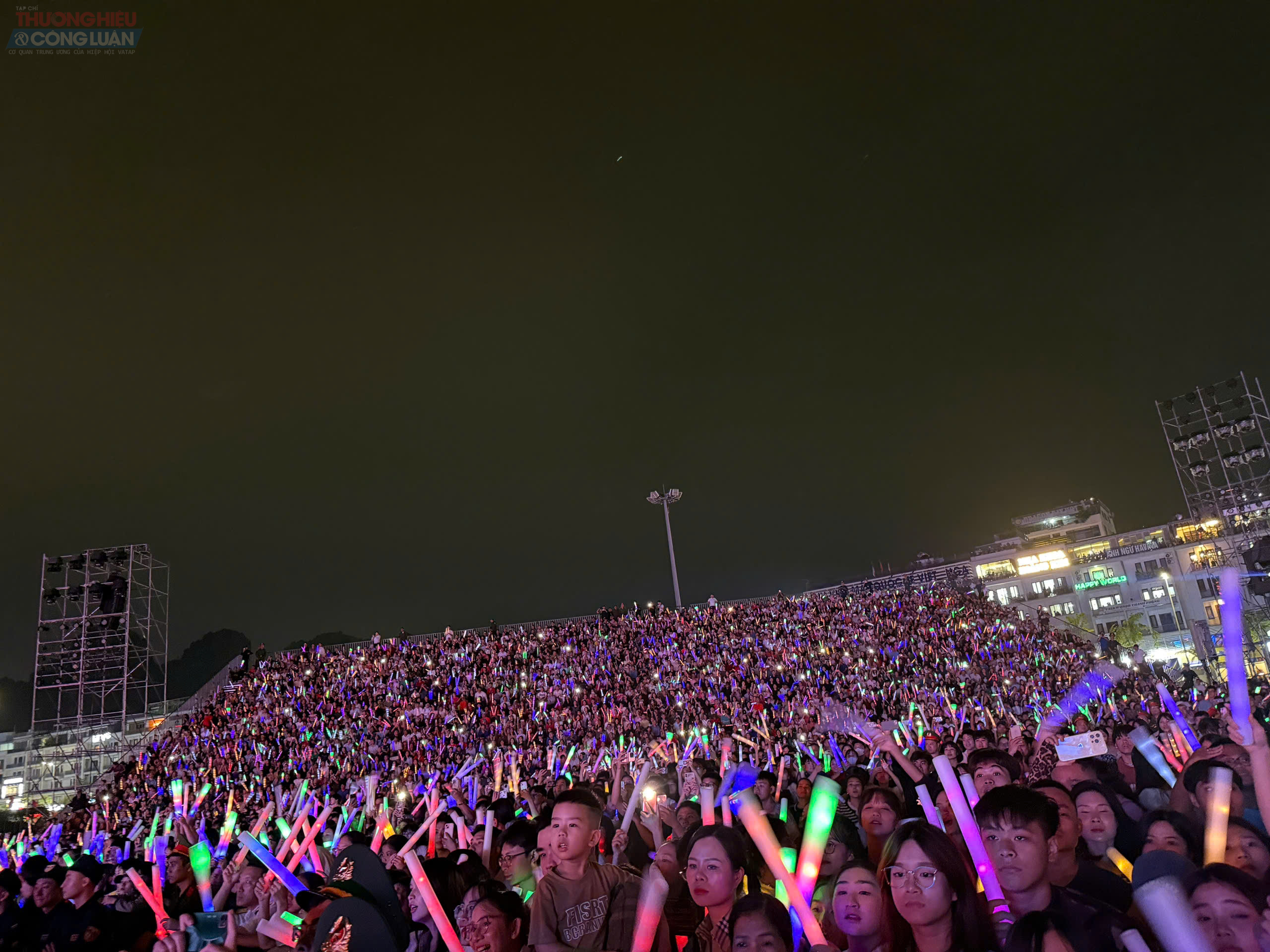 Khán giả cuồng nhiệt theo các bài hát về tình yêu quê hương, đất nước. Khán giả cuồng nhiệt theo các bài hát về tình yêu quê hương, đất nước.