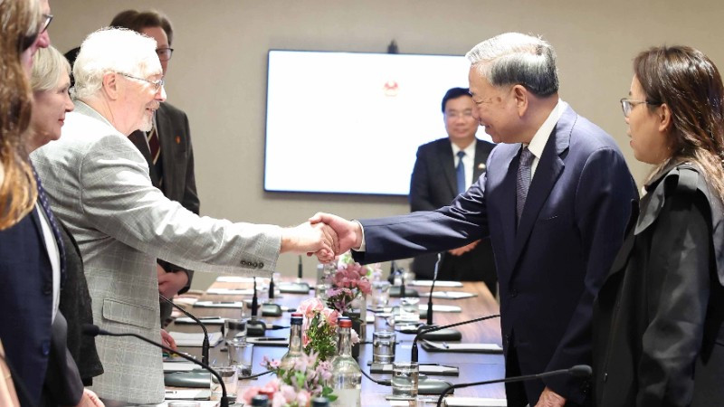 Tổng Bí thư Tô Lâm tiếp Tổng Bí thư Đảng Cộng sản Anh Robert Griffiths và các thành viên trong đoàn. Tổng Bí thư Tô Lâm tiếp Tổng Bí thư Đảng Cộng sản Anh Robert Griffiths và các thành viên trong đoàn.