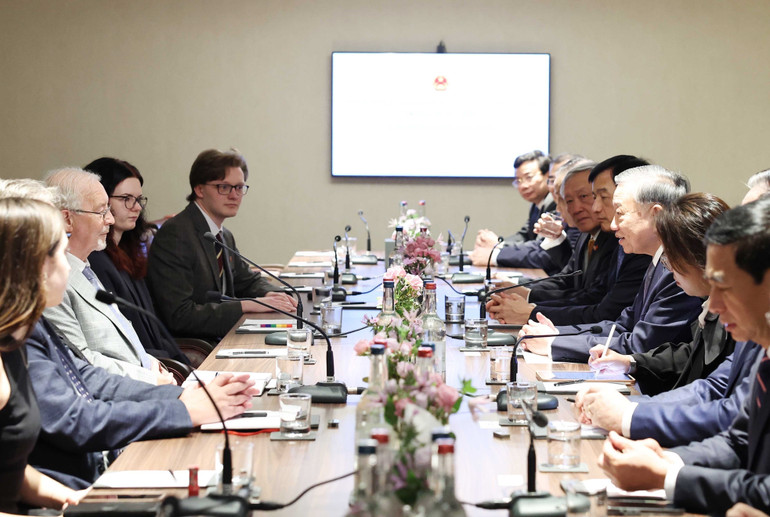 Tổng Bí thư Tô Lâm tiếp Tổng Bí thư Đảng Cộng sản Anh Robert Griffiths và các thành viên trong đoàn. Tổng Bí thư Tô Lâm tiếp Tổng Bí thư Đảng Cộng sản Anh Robert Griffiths và các thành viên trong đoàn.