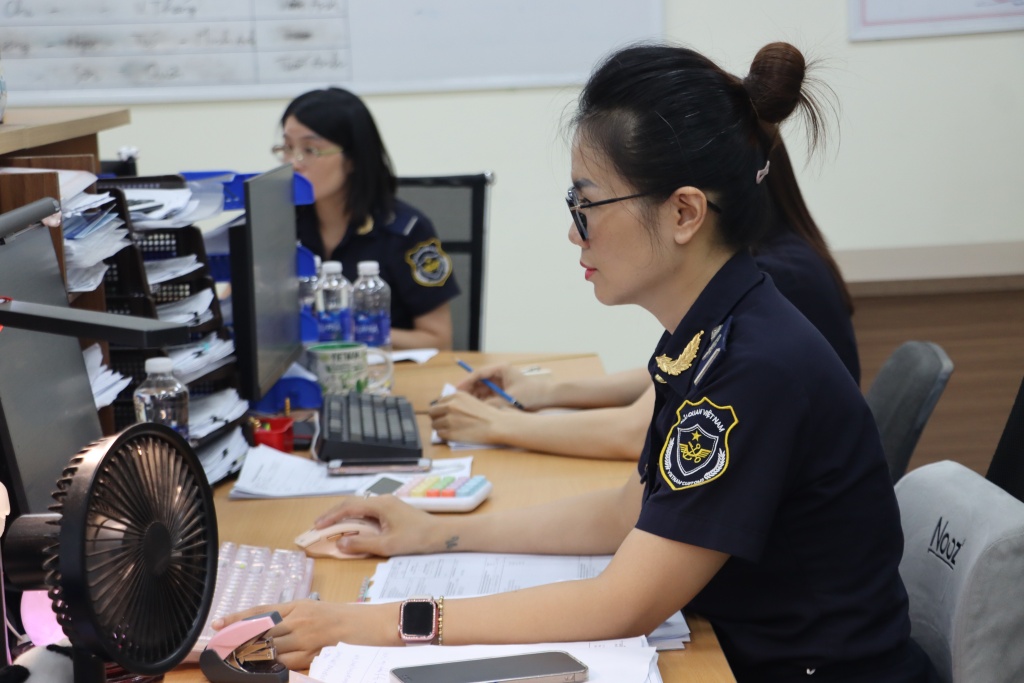 Hoạt động nghiệp vụ tại Hải quan cửa khẩu cảng Đình Vũ (Chi cục Hải quan khu vực III). Ảnh: T.Bình Hoạt động nghiệp vụ tại Hải quan cửa khẩu cảng Đình Vũ (Chi cục Hải quan khu vực III). Ảnh: T.Bình
