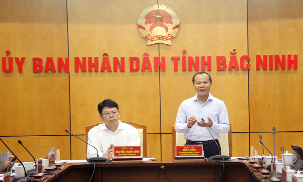 Đồng chí Mai Sơn trao đổi tại buổi làm việc. Đồng chí Mai Sơn trao đổi tại buổi làm việc.