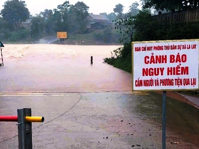 Mưa lớn gây ngập lụt, sạt lở diện rộng tại Quảng Trị, hàng trăm hộ dân phải sơ tán