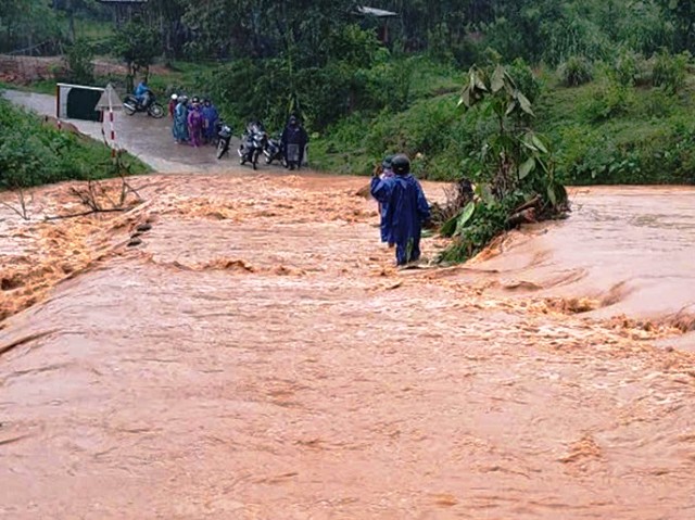 Quảng Trị khẩn trương tái thiết sau lũ: Nước rút nhưng nỗi lo còn ở lại