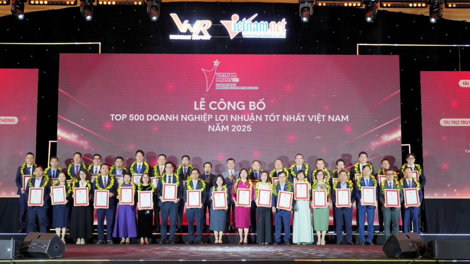 Bà Nguyễn Vũ Tâm – Phó Tổng Giám đốc Bảo hiểm PVI đại diện nhận giải thưởng và chụp ảnh lưu niệm cùng Top 500 Doanh nghiệp lợi nhuận tốt nhất Việt Nam năm 2025 Bà Nguyễn Vũ Tâm – Phó Tổng Giám đốc Bảo hiểm PVI đại diện nhận giải thưởng và chụp ảnh lưu niệm cùng Top 500 Doanh nghiệp lợi nhuận tốt nhất Việt Nam năm 2025