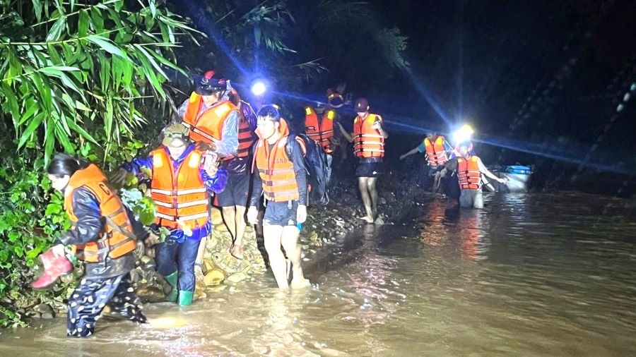 Cứu hộ thành công 6 người mắc kẹt 2 ngày trong rừng do mưa lũ