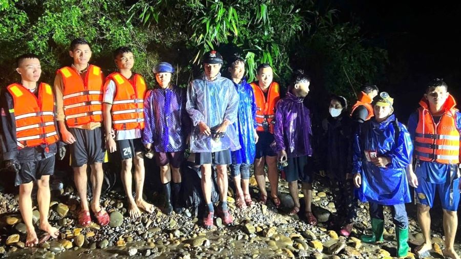 Cả 6 người gặp nạn hiện đã được lực lượng chức năng đưa về nhà an toàn. Cả 6 người gặp nạn hiện đã được lực lượng chức năng đưa về nhà an toàn.