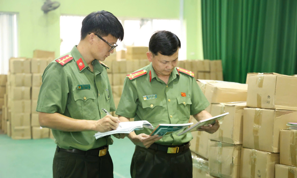 Công an tỉnh Bắc Ninh kiểm tra sách giáo khoa giả. Công an tỉnh Bắc Ninh kiểm tra sách giáo khoa giả.