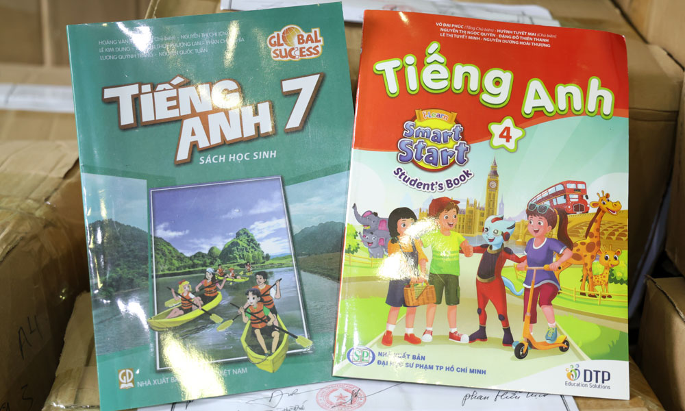 Sách giáo khoa giả bị lực lượng chức năng thu giữ. Sách giáo khoa giả bị lực lượng chức năng thu giữ.