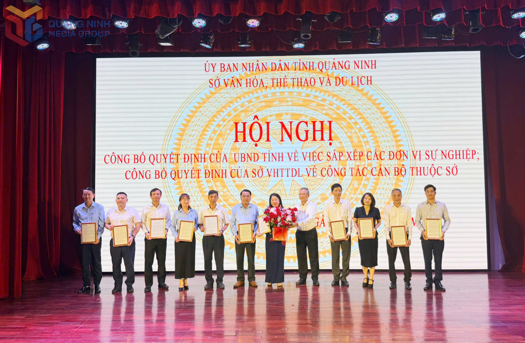 Phó Giám đốc các đơn vị sự nghiệp nhận quyết định tại lễ công bố. Phó Giám đốc các đơn vị sự nghiệp nhận quyết định tại lễ công bố.