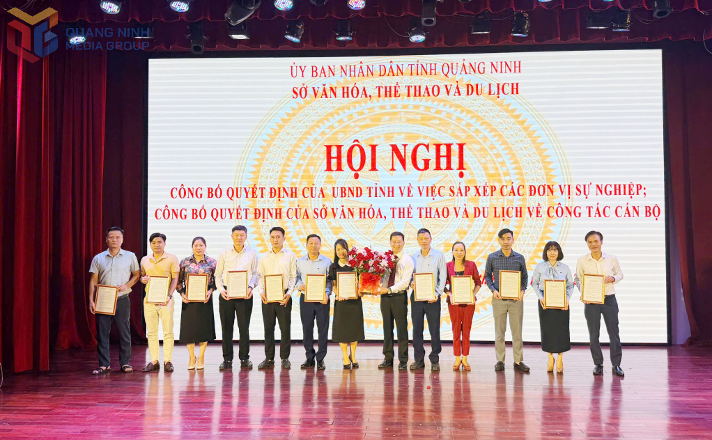 Trưởng phòng chuyên môn, nghiệp của các đơn vị sự nghiệp nhận quyết định tại lễ công bố. Trưởng phòng chuyên môn, nghiệp của các đơn vị sự nghiệp nhận quyết định tại lễ công bố.