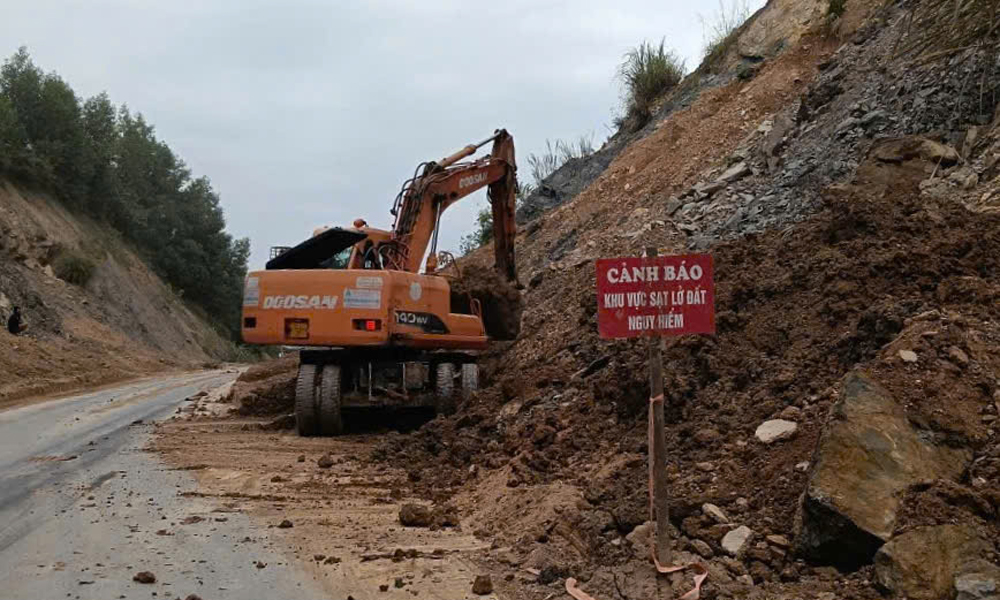 Nhà thầu huy động máy móc thi công đồng thời nhiều điểm sạt lở trên tuyến đường tỉnh 294B. Nhà thầu huy động máy móc thi công đồng thời nhiều điểm sạt lở trên tuyến đường tỉnh 294B.