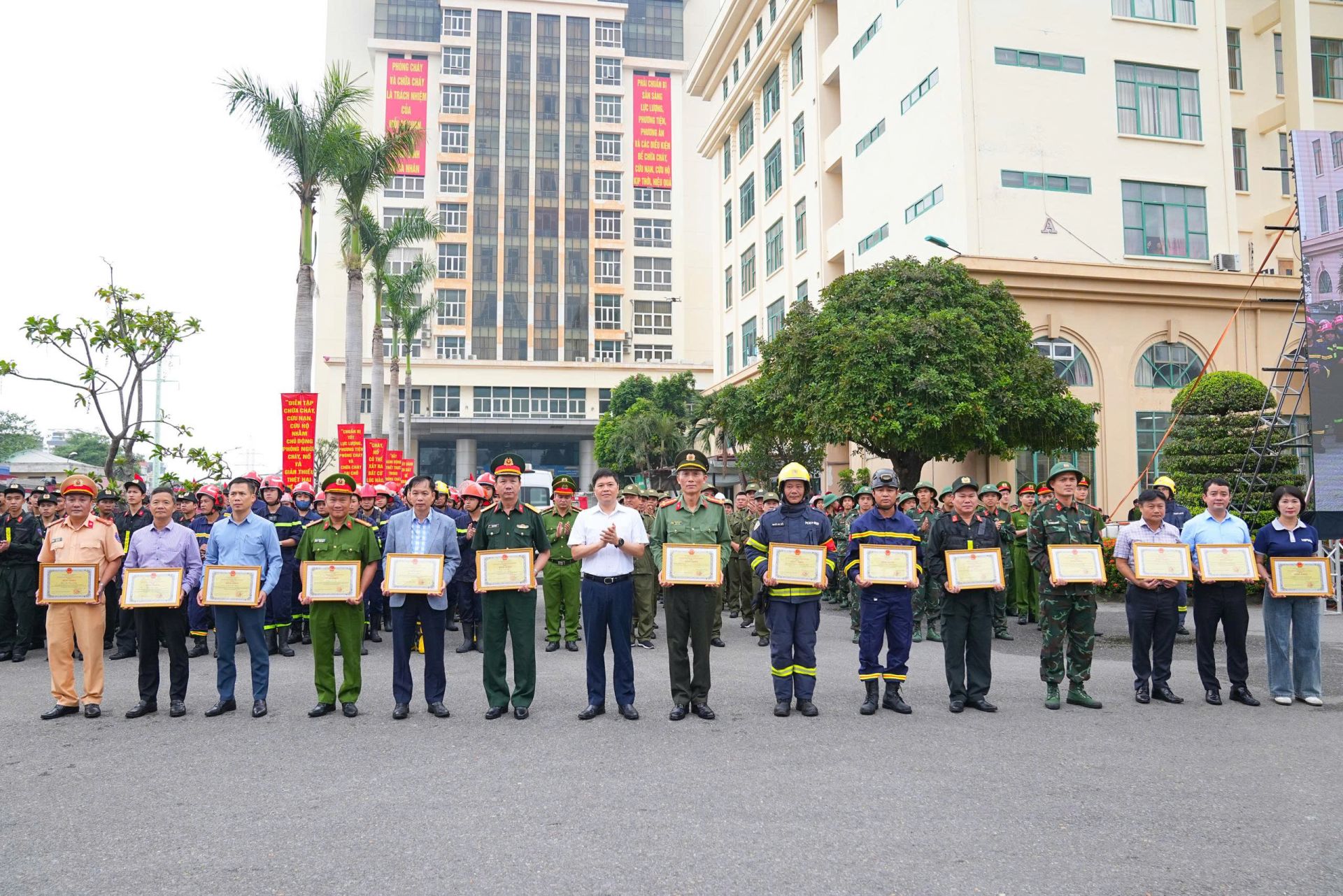 Các tập thể và cá nhân có thành tích xuất sắc trong công tác chuẩn bị, tổ chức và tham gia diễn tập được biểu dương, khen thưởng. Các tập thể và cá nhân có thành tích xuất sắc trong công tác chuẩn bị, tổ chức và tham gia diễn tập được biểu dương, khen thưởng.
