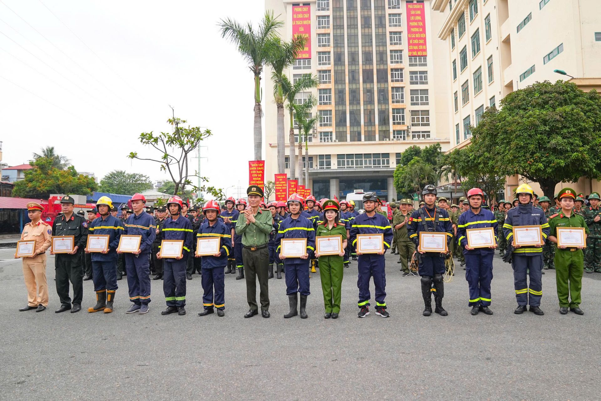Các tập thể và cá nhân có thành tích xuất sắc trong công tác chuẩn bị, tổ chức và tham gia diễn tập được biểu dương, khen thưởng. Các tập thể và cá nhân có thành tích xuất sắc trong công tác chuẩn bị, tổ chức và tham gia diễn tập được biểu dương, khen thưởng.