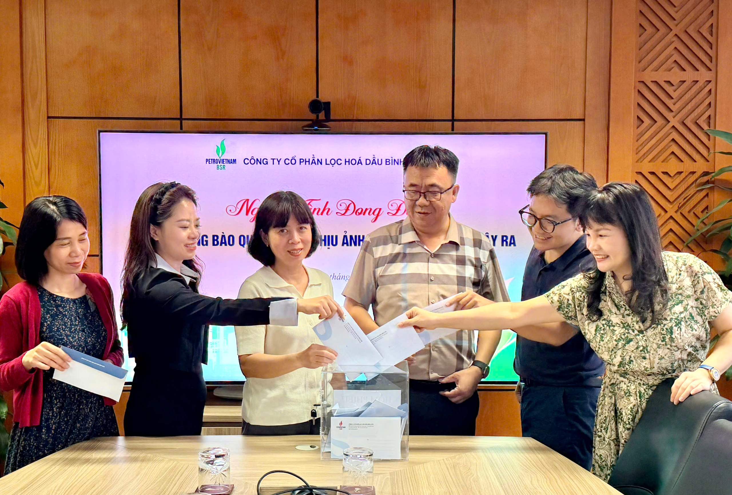 Cán bộ nhân viên Chi nhánh BSR tại Hà Nội quyên góp ủng hộ đồng bào tỉnh Quảng Ngãi Cán bộ nhân viên Chi nhánh BSR tại Hà Nội quyên góp ủng hộ đồng bào tỉnh Quảng Ngãi