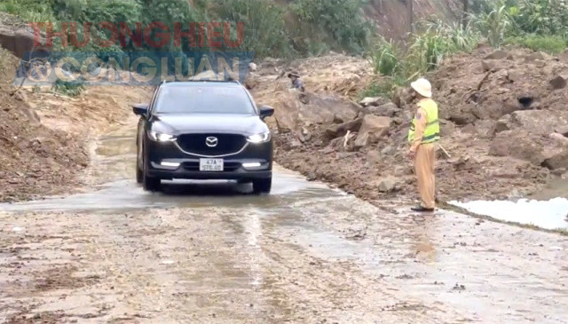 Lực lượng chức năng khuyến cáo các tài xế chưa nên di chuyển theo hướng từ Quảng Ngãi đi TP.Đà Nẵng qua tuyến này vì nguy cơ sạt lở vẫn còn cao.