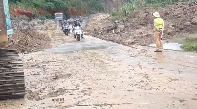 Sau khi thông đèo, tài xế bị mắc kẹt được hướng dẫn rời đèo, trở về địa phận Quảng Ngãi.