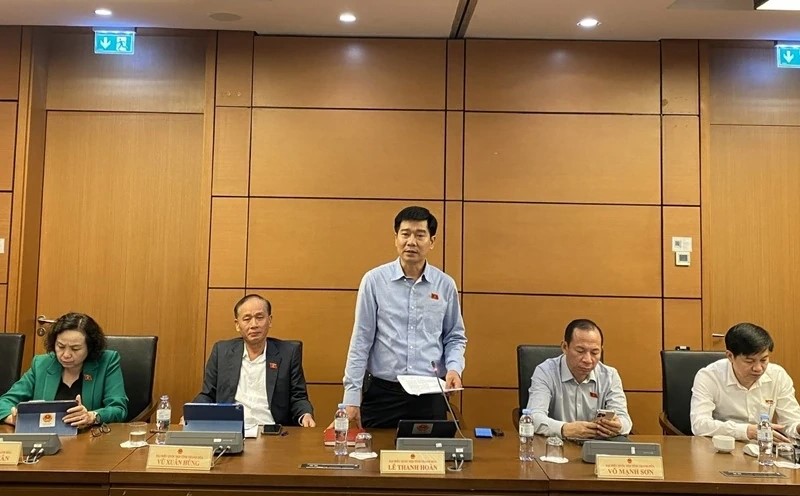 ĐBQH Mai Văn Hải, Ủy viên Ban Thường vụ Tỉnh ủy, Phó Trưởng Đoàn ĐBQH tỉnh Thanh Hóa tham gia phát biểu tại tổ.