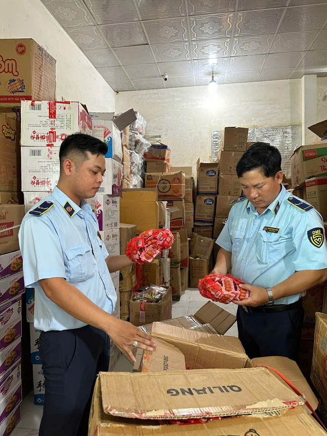 Lực lượng QLTT tỉnh Cà Mau kiểm tra cơ sở kinh doanh