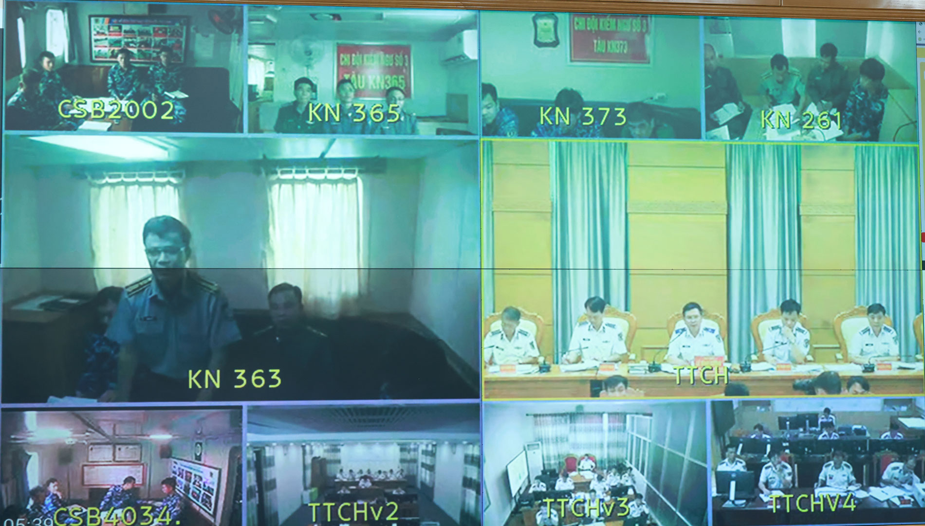 Các tàu đang thực hiện nhiệm vụ trên thực địa báo cáo kết quả hoạt động chống khai thác IUU qua truyền hình vệ tinh VISAT. Các tàu đang thực hiện nhiệm vụ trên thực địa báo cáo kết quả hoạt động chống khai thác IUU qua truyền hình vệ tinh VISAT.