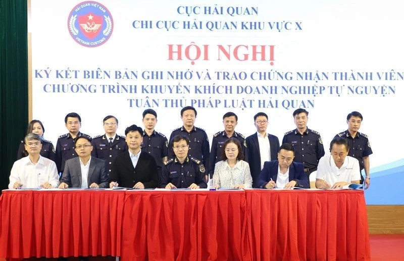 Trao chứng nhận thành viên Chương trình khuyến khích doanh nghiệp tự nguyện thuân thủ pháp luật hải quan
