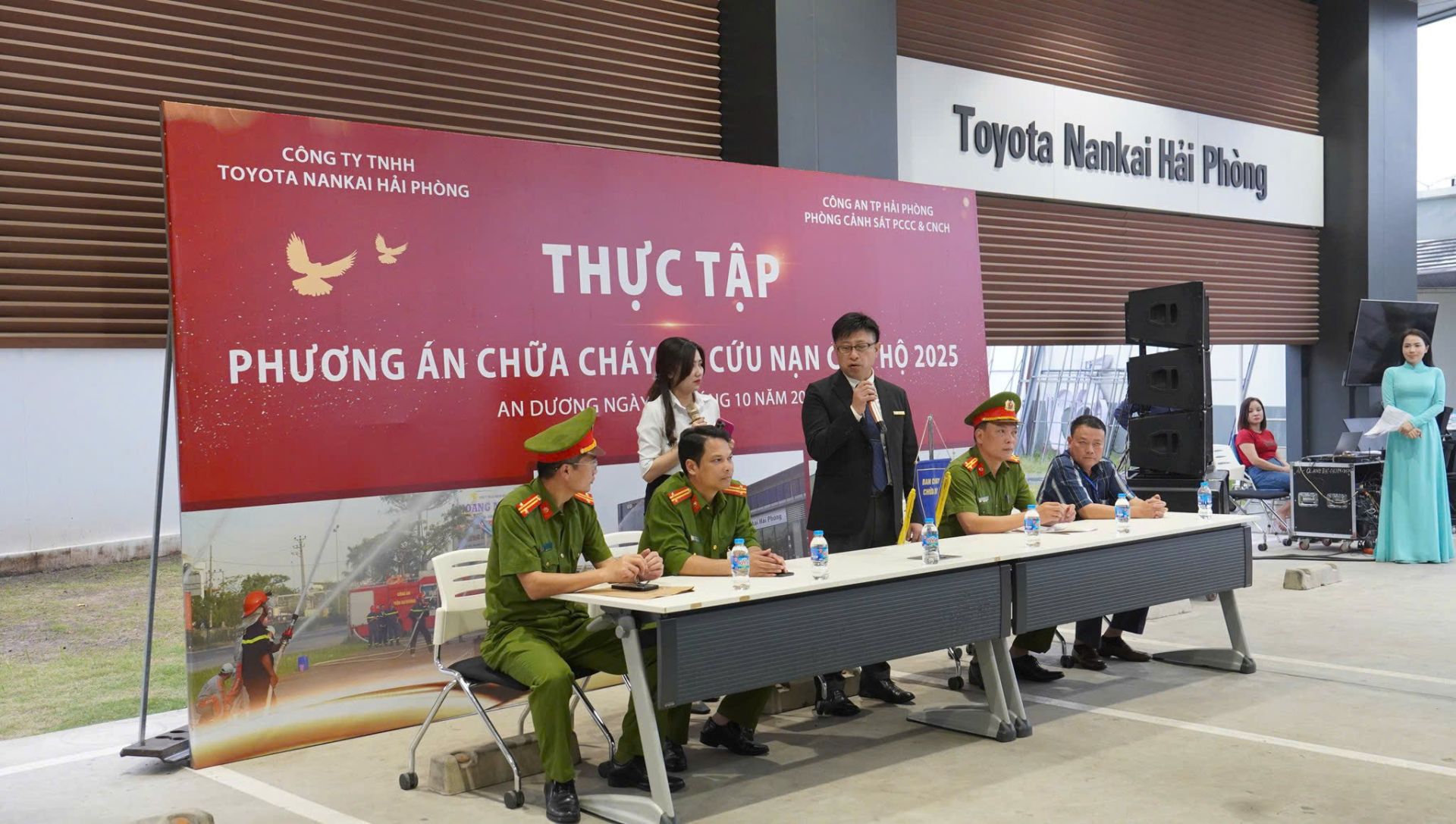 Đại biểu dự buổi thực tập phương án chữa cháy và cứu nạn cứu hộ tại Công ty TNHH Toyota Nankai Hải Phòng