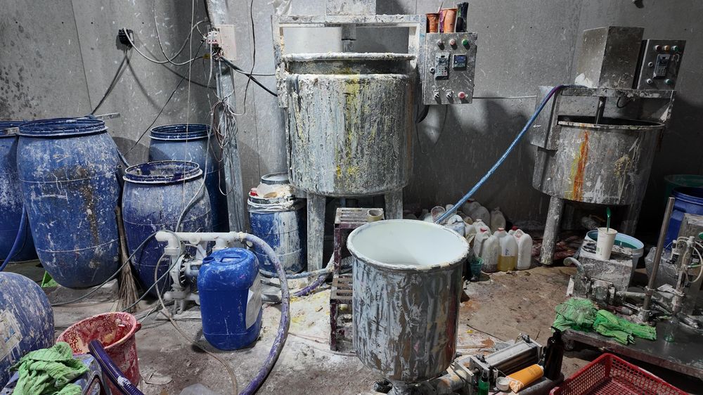 Cơ sở sản xuất của các đối tượng với nhiều máy móc, thiết bị, nguyên liệu và vật tư