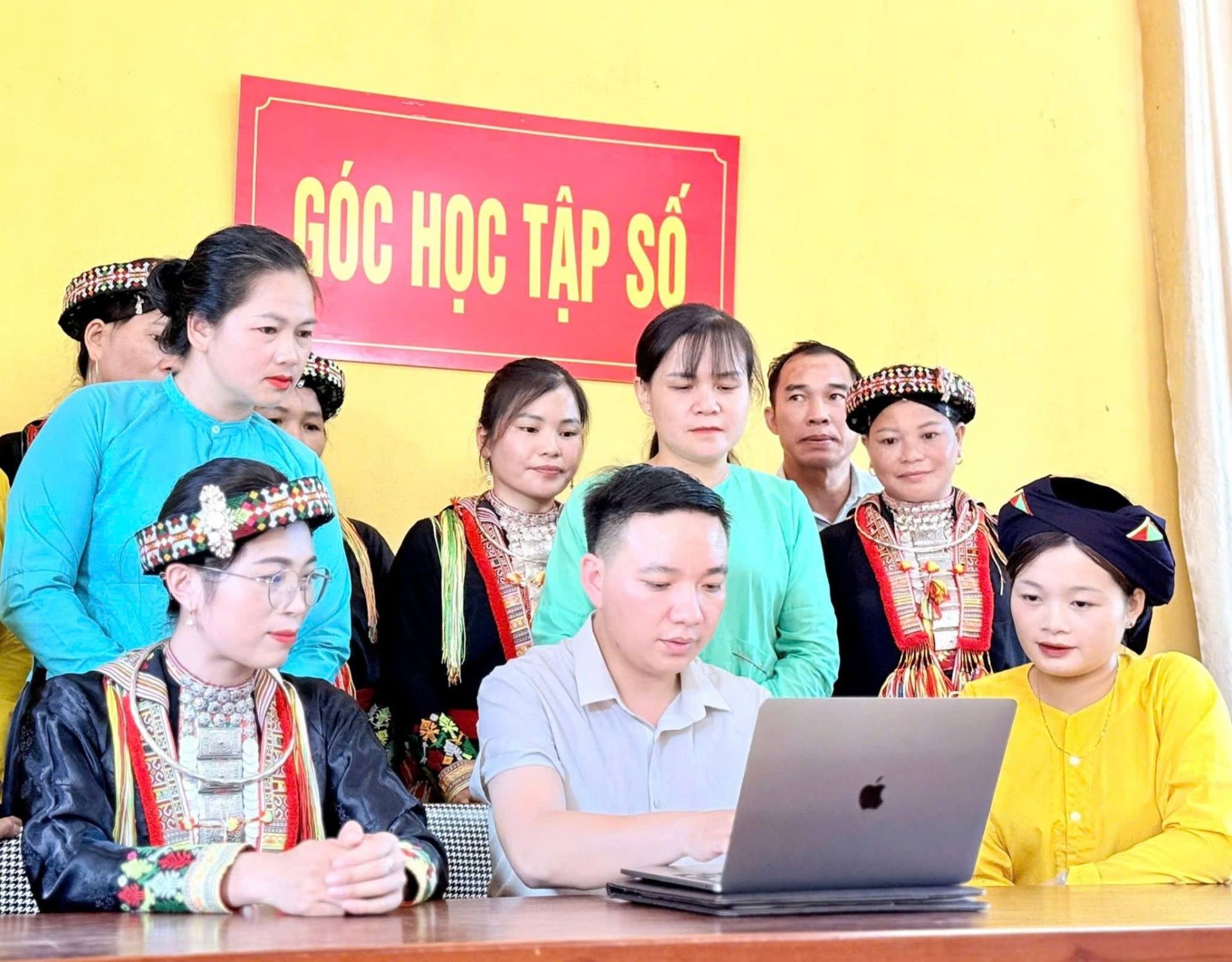 Mặt trận tổ quốc các cấp tỉnh Lào Cai phát huy vai trò tiên phong trong chuyển đổi số Mặt trận tổ quốc các cấp tỉnh Lào Cai phát huy vai trò tiên phong trong chuyển đổi số