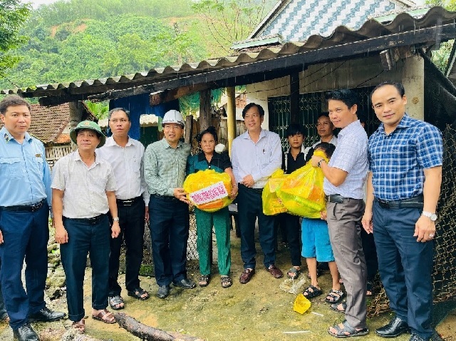 Đại diện Đoàn công tác trao quà hỗ trợ cho đồng bào xã Ba Xa. Ảnh: Đức Duy Đại diện Đoàn công tác trao quà hỗ trợ cho đồng bào xã Ba Xa. Ảnh: Đức Duy