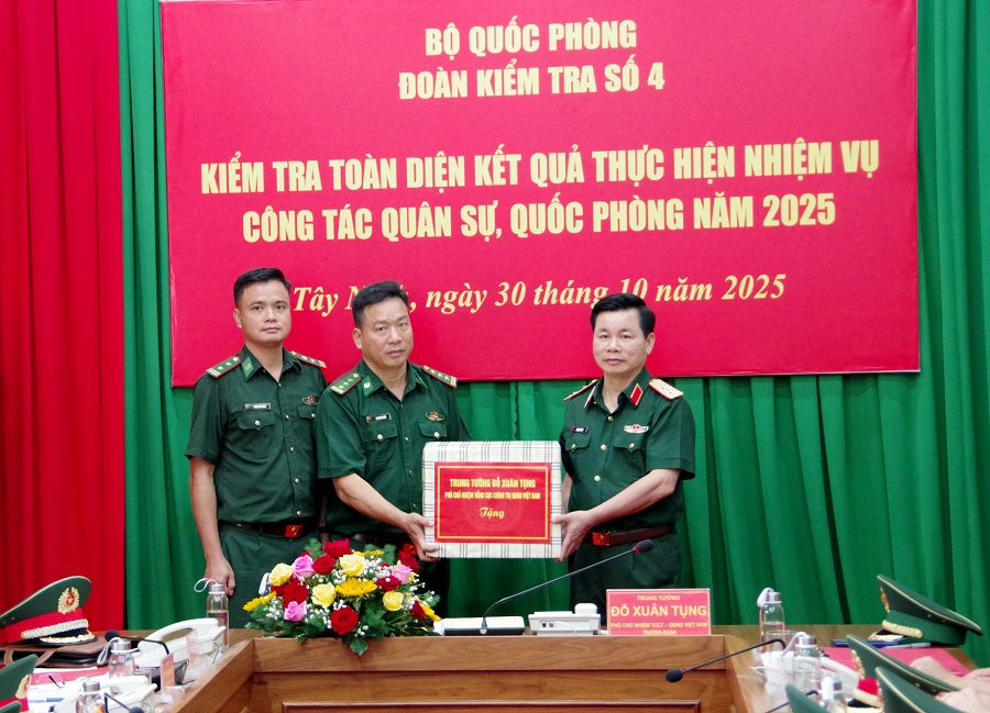 Trung tướng Đỗ Xuân Tụng tặng quà động viên cán bộ, chiến sĩ Đồn Biên phòng cửa khẩu quốc tế Mộc Bài