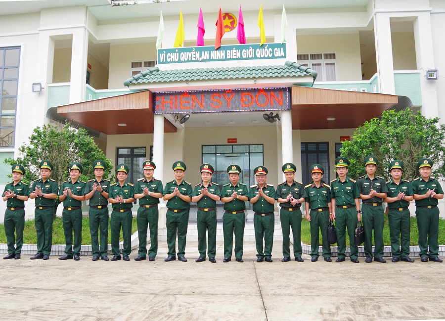 Trung tướng Đỗ Xuân Tụng và đoàn công tác chụp ảnh lưu niệm với Ban Chỉ huy Đồn Biên phòng cửa khẩu quốc tế Mộc Bài