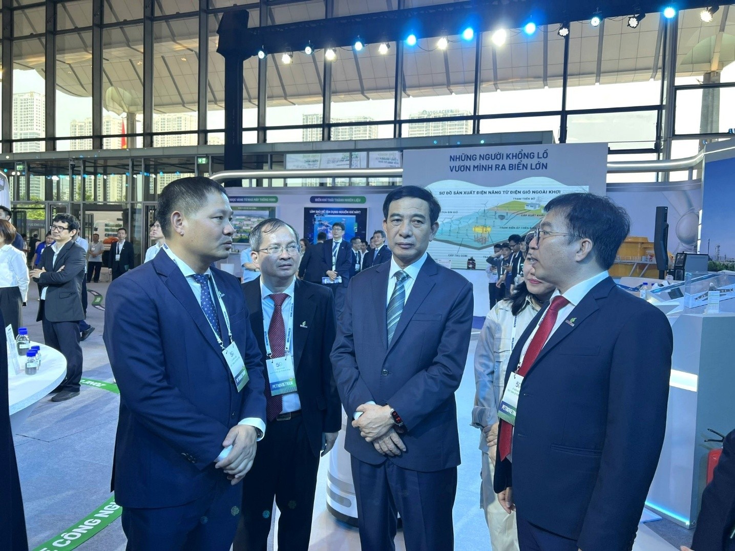 Chủ tịch HĐQT BSR Bùi Ngọc Dương và Tổng Giám đốc BSR Nguyễn Việt Thắng báo cáo quá trình sản xuất, cung ứng nhiên liệu quốc phòng với Đại tướng Phan Văn Giang - Ủy viên Bộ Chính trị, Bộ trưởng Bộ Quốc phòng Chủ tịch HĐQT BSR Bùi Ngọc Dương và Tổng Giám đốc BSR Nguyễn Việt Thắng báo cáo quá trình sản xuất, cung ứng nhiên liệu quốc phòng với Đại tướng Phan Văn Giang - Ủy viên Bộ Chính trị, Bộ trưởng Bộ Quốc phòng