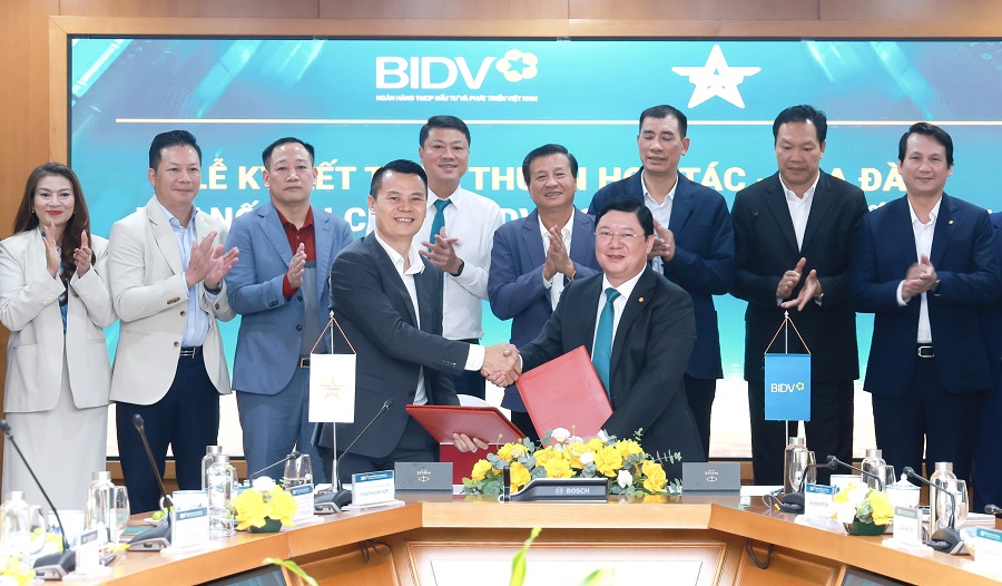 Ông Nguyễn Phúc Long (Chủ tịch Câu lạc bộ Sao Vàng đất Việt) và ông Đoàn Việt Nam (Phó Tổng Giám đốc BIDV) đại diện hai đơn vị ký kết thỏa thuận hợp tác