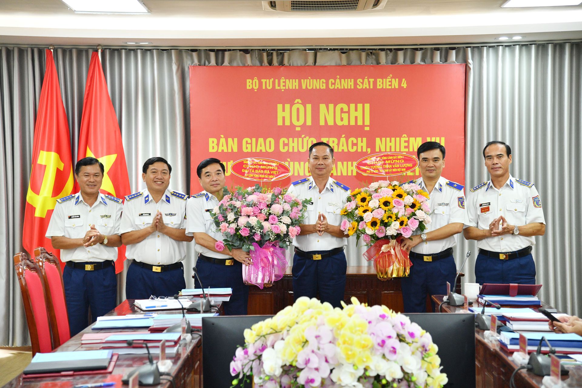 Các đồng chí trong Thường vụ Đảng ủy, Thủ trưởng Bộ Tư lệnh Vùng Cảnh sát biển 4 chúc mừng Thiếu tướng Trần Văn Lượng và Đại tá Đào Bá Việt