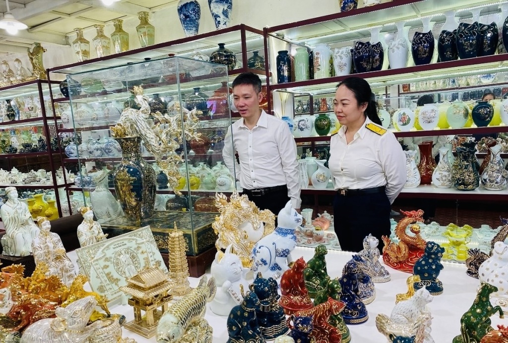 Ngành thuế giám sát chặt chẽ nguồn thu, đồng thời tích cực hỗ trợ cho doanh nghiệp phát triển. Ngành thuế giám sát chặt chẽ nguồn thu, đồng thời tích cực hỗ trợ cho doanh nghiệp phát triển.