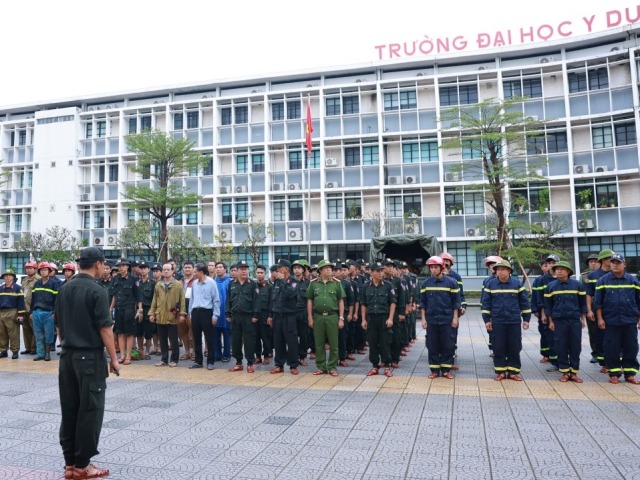 Công an Quảng Trị hỗ trợ khắc phục hậu quả mưa lũ tại Bệnh viện Đại học Y Dược Huế