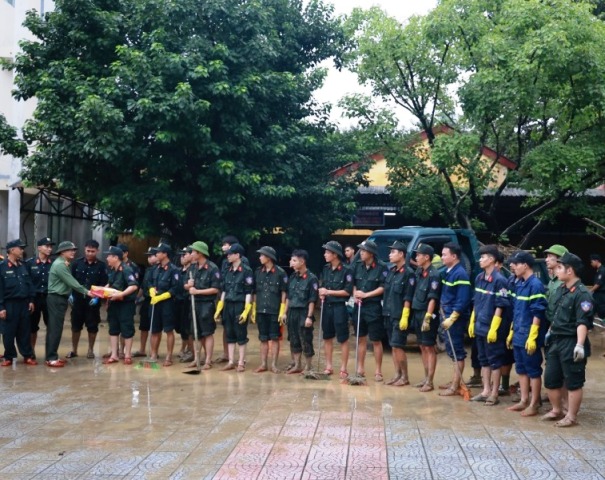 Thiếu tướng Nguyễn Thanh Tuấn, Giám đốc Công an thành phố Huế, đến thăm hỏi, động viên đoàn công tác Công an tỉnh Quảng Trị. Thiếu tướng Nguyễn Thanh Tuấn, Giám đốc Công an thành phố Huế, đến thăm hỏi, động viên đoàn công tác Công an tỉnh Quảng Trị.